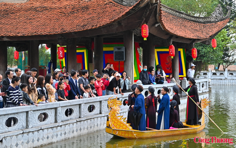 Các liền anh, liền chị hát quan họ trên hồ Thủy Đình.