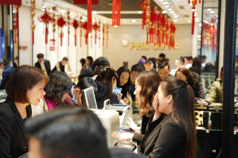 Người dân xếp hàng mua bạc ngày vía Thần Tài. Ảnh: Nguyễn Vy