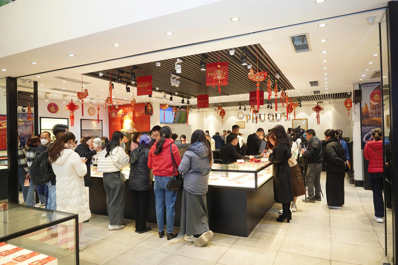 Không chỉ tìm mua vàng, nhiều người dân lựa chọn bạc như một sản phẩm cầu may. Ảnh: Nguyễn Vy