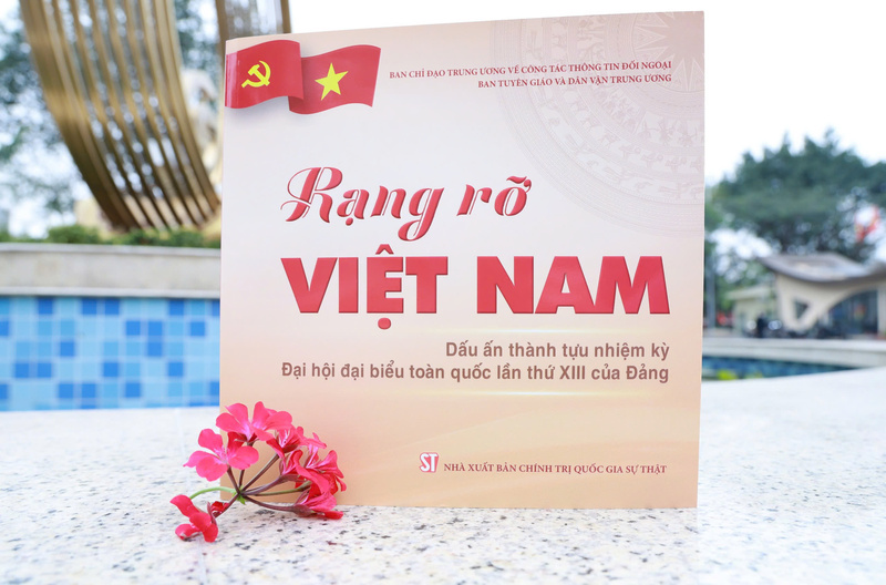 Cuốn sách “Rạng rỡ Việt Nam - Dấu ấn thành tựu nhiệm kỳ Đại hội đại biểu toàn quốc lần thứ XIII của Đảng”.