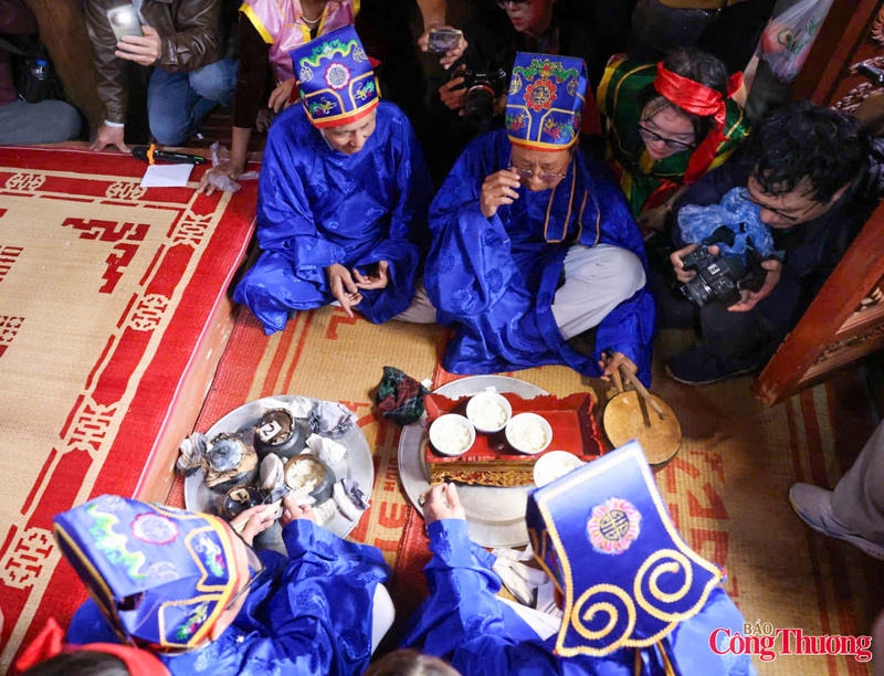 Cơm thi của các đội sau đó được chấm điểm công khai trước đông đảo dân làng.