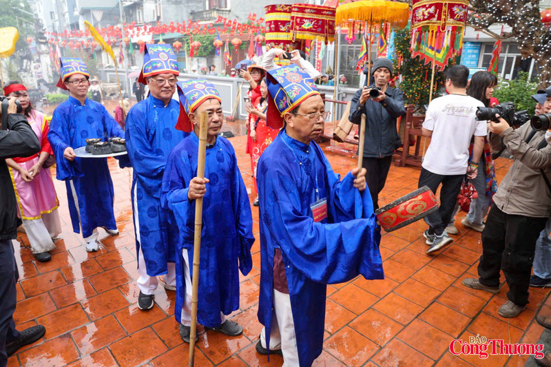 Sau khi tìm đủ 4 nồi cơm, giám khảo xới 4 bát dẻo thơm để dâng cúng Thành hoàng làng.