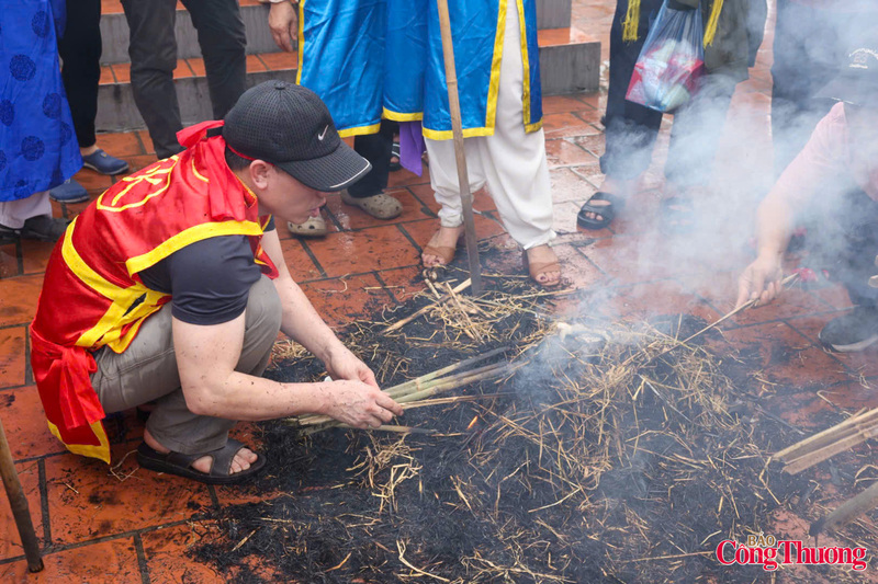 Sau một tuần hương, các thành viên của ban giám khảo sẽ đi tìm 4 nồi cơm trong rất nhiều đống tro rơm.