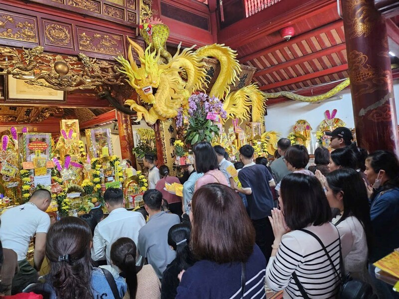 Đền Ông Hoàng Mười đông kín du khách trong những ngày Tết và những ngày đầu năm mới. Ảnh: Phạm Ngân