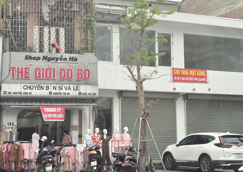Các cửa hàng treo biển thanh lý toàn bộ cửa hàng và cho thuê mặt bằng.