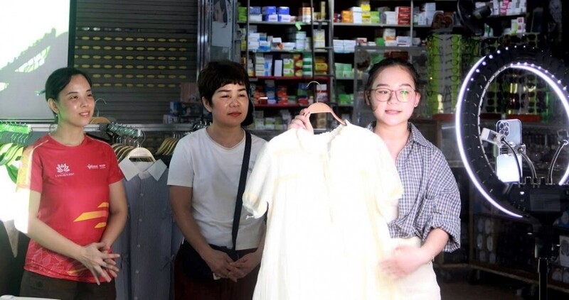 Tiểu thương học cách livestream bán hàng.