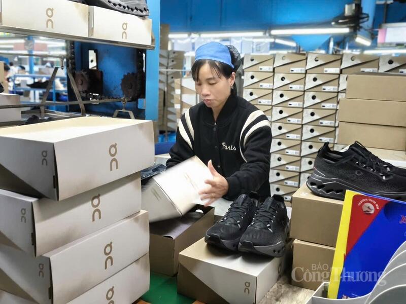 Với quy mô gần 3.000 lao động, duy trì 6 dây chuyền tại hai cơ sở, Công ty Cổ phần Giày Vĩnh Yên có năng lực sản xuất trên 2 triệu đôi giày mỗi năm.