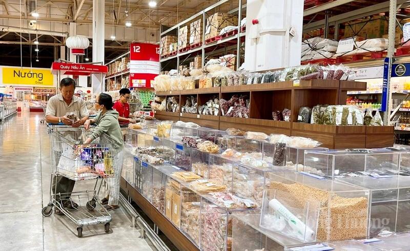 Các trung tâm thương mại, siêu thị đến cửa hàng tiện ích luôn đảm bảo cung ứng hàng hóa thông suốt.