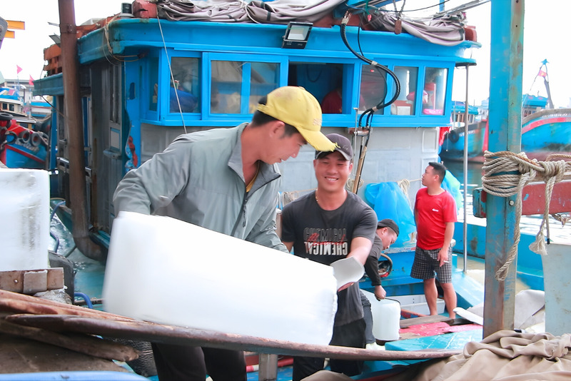 Các ngư dân chuẩn bị đá lạnh, ngư cụ để vươn khơi chuyến "mở biển" năm mới Bính Ngọ. Ảnh: Bình An