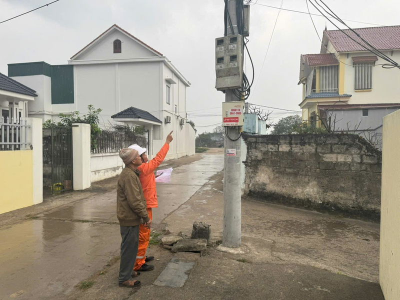Đội Quản lý điện lực khu vực Kinh Môn thực hiện kiểm tra rà soát chuẩn hóa thông tin khách hàng tại TBA Minh Hòa C.