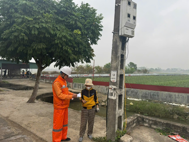 Nhân viên Tổ Quản lý tổng hợp số 1 - Đội Quản lý điện lực khu vực Kinh Môn thực hiện kiểm tra rà soát chuẩn hóa thông tin khách hàng tại TBA Minh Hòa E.