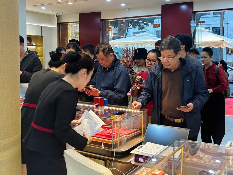 Người dân chờ mua vàng tại Bảo Tín Mạnh Hải. Ảnh: Trang Nhung