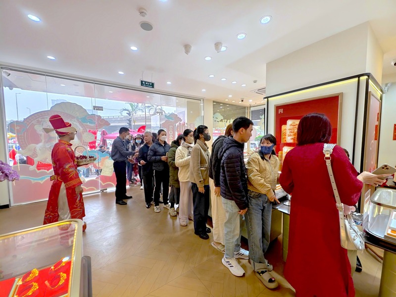 Người dân xếp hàng mua vàng cận ngày vía Thần tài. Ảnh: BTMH