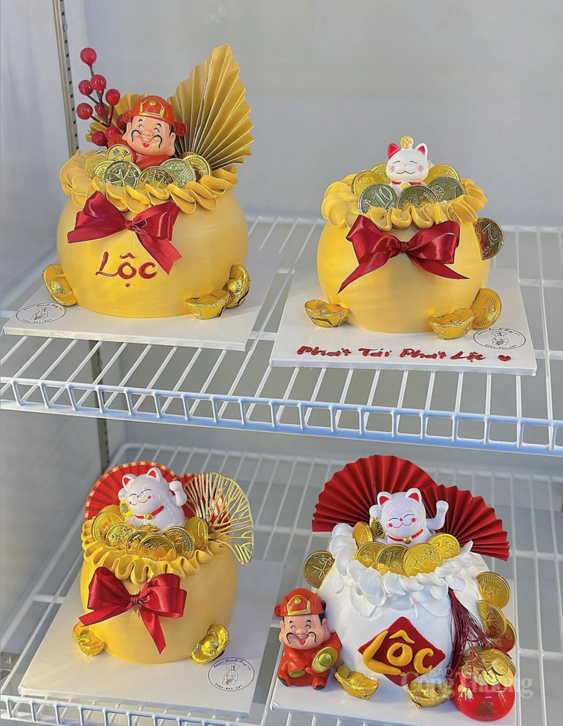 Nhiều sản phẩm “bắt trend”, sáng tạo theo Thần Tài được nhiều người tìm mua với mong muốn lấy vía Thần Tài để mang đến điều may mắn, tài lộc sung túc cho cả năm.