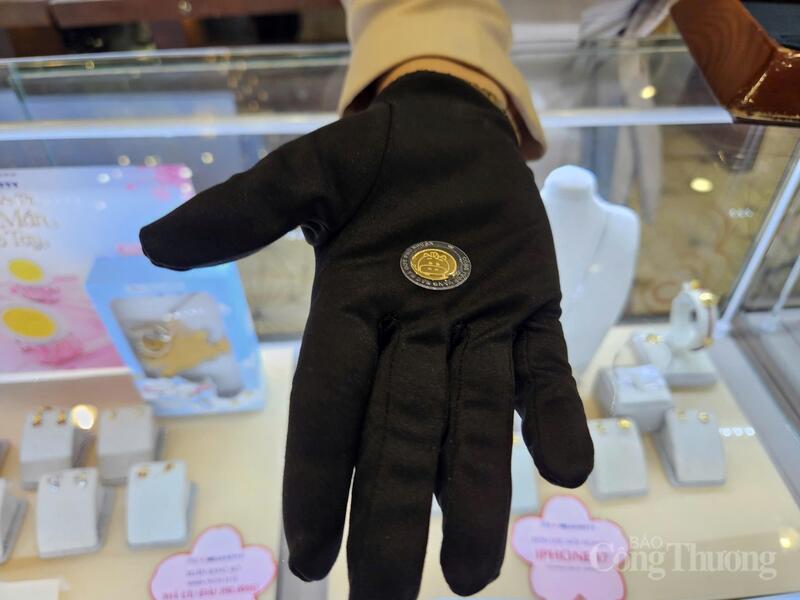 Nhiều khách hàng tìm mua các mẫu vàng 0,1 chỉ và 0,2 chỉ 99,99%. Mức giá tương ứng khoảng 2,4 triệu đồng đối với 0,1 chỉ và khoảng 4,899 triệu đồng đối với 0,2 chỉ.