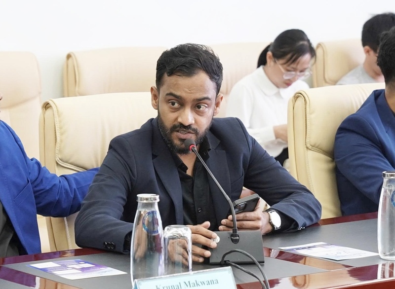 Đại diện Công ty TNHH Aeternum Consulting giới thiệu tổng quan về Aeternum. Ảnh: Diễm Phúc