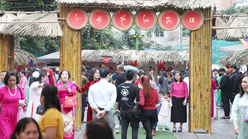 Đông đảo người dân và du khách tham quan, thưởng thức các sản phẩm xôi trong ngày đầu khai hội.