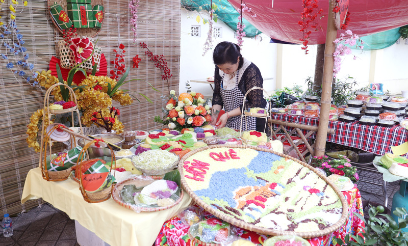Mâm xôi chủ đề "Hồn quê" tạo hình phong cảnh làng quê Việt Nam giàu bản sắc giành giải đặc biệt xuất sắc tại Hội thi nấu xôi 2026.
