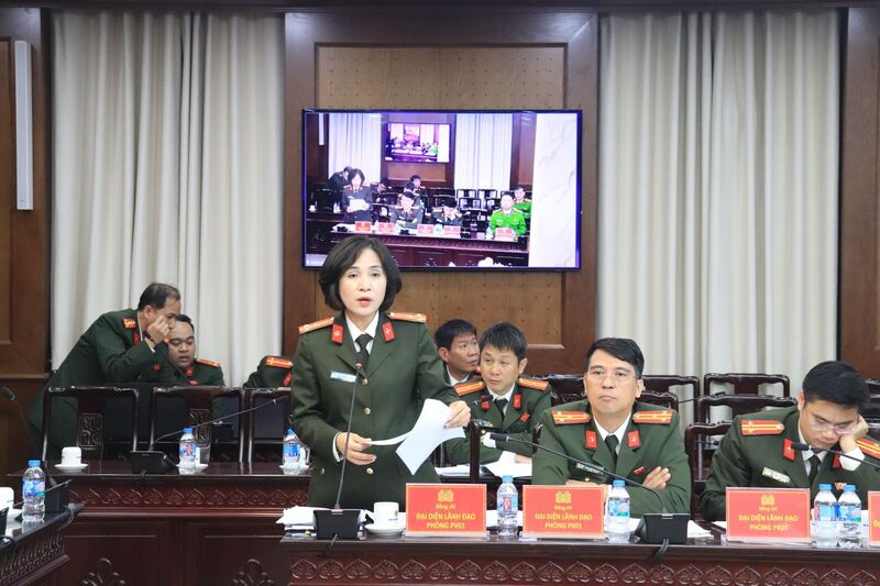 Thượng tá Nguyễn Phương Khanh – Phó Trưởng phòng Tham mưu Công an TP. Hà Nội trình bày báo cáo tại hội nghị. Ảnh: Công an TP. Hà Nội