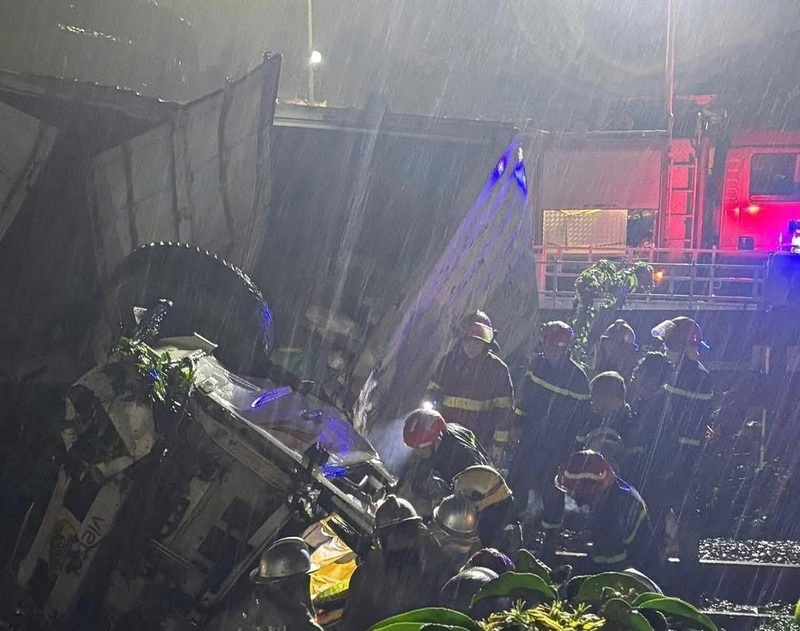 Lực lượng chức năng đang tích cực khắc phục hậu quả vụ tai nạn. Ảnh: H.A