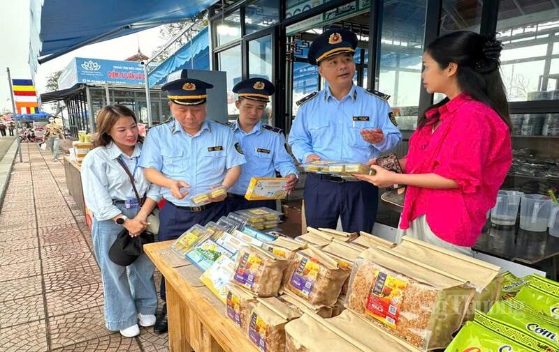 Đội Quản lý thị trường số 2 chú trọng kiểm soát việc thực hiện niêm yết giá và bán theo giá niêm yết. Ảnh: Phúc Sơn