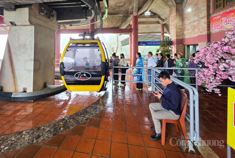 Chen chân sờ tượng hổ cầu bình an ở ‘Hoan châu đệ nhất danh lam’ - 6