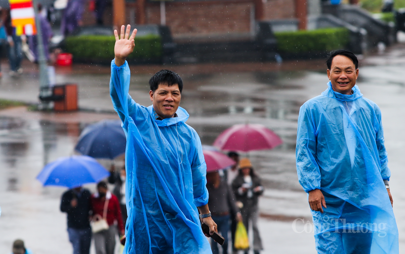 Chen chân sờ tượng hổ cầu bình an ở ‘Hoan châu đệ nhất danh lam’ - 2