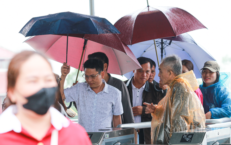 Theo ghi nhận của phóng viên Báo Công Thương, tại khu vực soát vé, dù trời mưa nhưng các du khách vẫn tuân thủ xếp hàng, không có tình trạng xô đẩy, chen lấn.