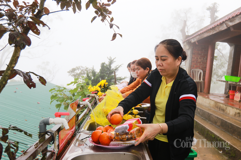 “Năm nào tôi cũng đến chùa hành hương dịp đầu năm. Công việc không thể bỏ qua khi đến chùa là sờ tượng hổ, cầu mong ‘thần hổ’ phù hộ cho gia đình luôn mạnh khỏe, bệnh tật tiêu trừ, tai qua nạn khỏi”, bà Lê Thị Vân (phường Thành Sen, Hà Tĩnh) chia sẻ.