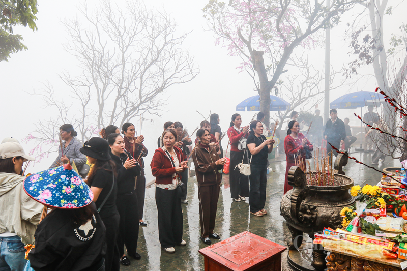 Trong 9 ngày nghỉ Tết Nguyên đán Bính Ngọ 2026, các khu, điểm du lịch trên toàn tỉnh Hà Tĩnh đã đón hơn 210.000 lượt khách. Trong đó, chùa Hương Tích đón hơn 35.000 lượt khách.