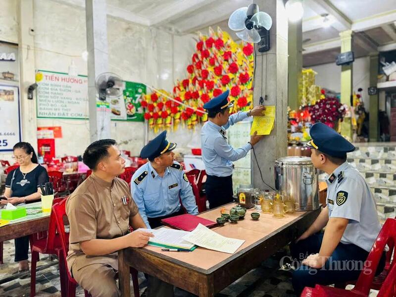 Các hộ kinh doanh ký cam kết thực hiện đúng pháp luật trong hoạt động kinh doanh thương mại, không chặt chém, phá giá trong mùa lễ hội. Ảnh: Phúc Sơn