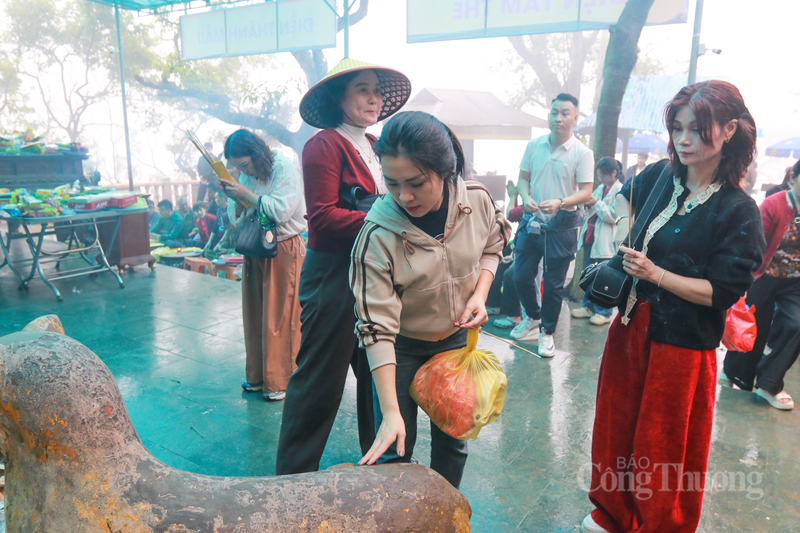Chen chân sờ tượng hổ cầu bình an ở ‘Hoan châu đệ nhất danh lam’ - 16