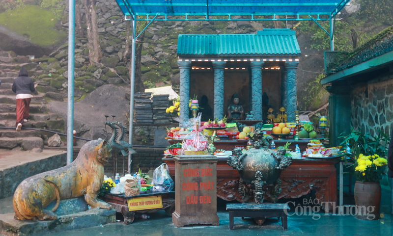 Tượng hổ được đúc bằng xi măng, dài khoảng 1m, tư thế đang nằm nghỉ ngơi.