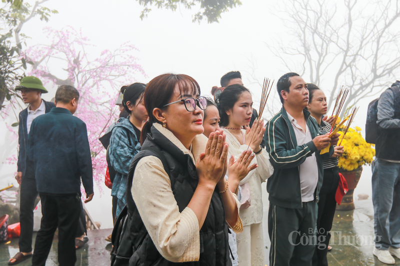 Chen chân sờ tượng hổ cầu bình an ở ‘Hoan châu đệ nhất danh lam’ - 14