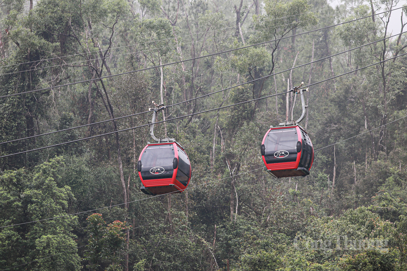 Hệ thống cáp treo chùa Hương Tích có 2 nhà ga. Ga đi đặt cạnh khu vực miếu Cô, ga đến nằm sát ngay chùa, độ cao chênh lệch của ga trên và ga dưới là 290m.