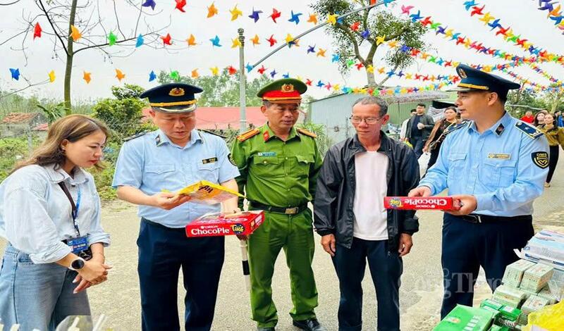 Lực lượng Quản lý thị trường chủ động phối hợp với ngành chức năng, quyết tâm bình ổn giá tại các địa chỉ tâm linh. Ảnh: Phúc Sơn