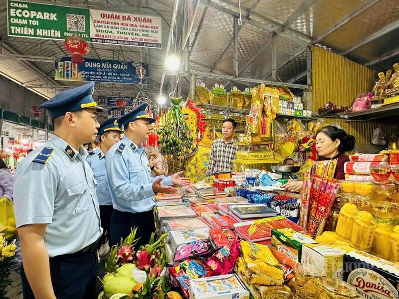 Lực lượng quản lý thị trường Hà Tĩnh tăng cường kiểm tra, giám sát hàng hóa tại Đền Chợ Củi. Ảnh: Phúc Sơn