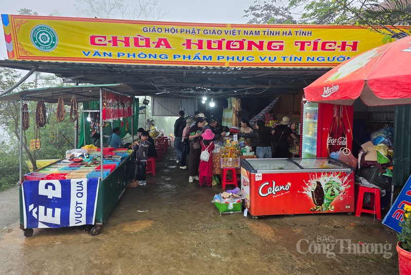 Nhiều quầy bán hàng tâm linh thu hút du khách thập phương.