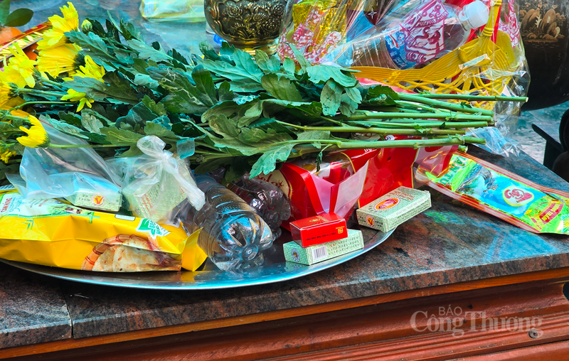 Trước bức tượng có một chiếc bàn đá để người dân dâng lễ, thắp hương. Lễ vật dâng lên thần hổ thường là đồ chay tịnh, gạo, muối, dầu gió.