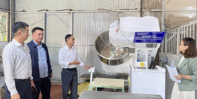 Trung tâm Khuyến công và Xúc tiến Thương mại Đắk Lắk phối hợp tổ chức kiểm tra vận hành máy móc, thiết bị được hỗ trợ tại doanh nghiệp. Ảnh: Nguyễn Diễm