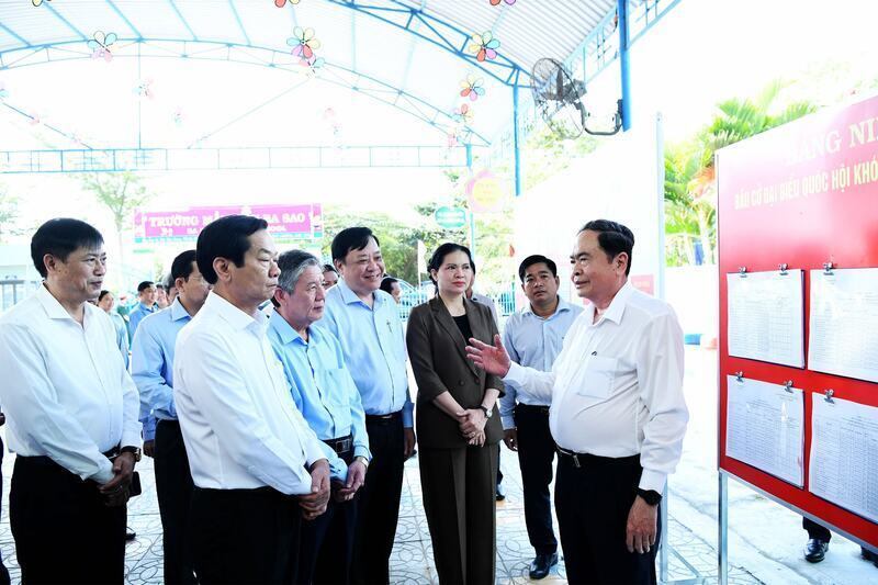 Chủ tịch Quốc hội Trần Thanh Mẫn - Chủ tịch Hội đồng Bầu cử quốc gia kiểm tra công tác bầu cử tại điểm bầu cử số 10, ấp 3, xã Ba Sao, tỉnh Đồng Tháp. Ảnh: Lâm Hiển