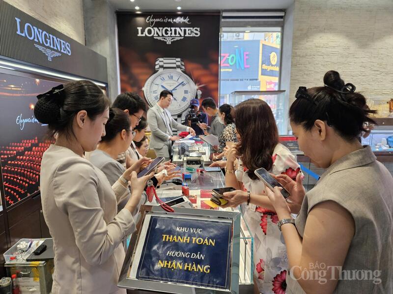 Người tiêu dùng xếp hàng chờ thanh toán tại một cửa hàng vàng ở phường Xuân Hòa.