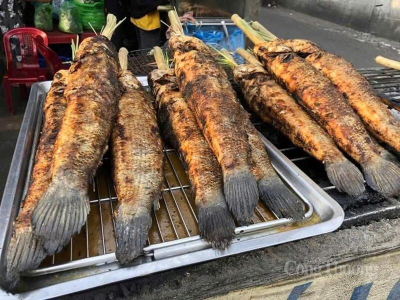 Cá nóc nướng cũng là sản phẩm cúng ngày vía Thần Tài được nhiều người mua.