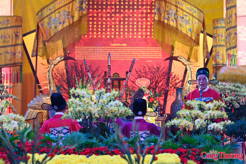 Trước thềm Rồng, Điện Kính Thiên - khu di tích Hoàng thành Thăng Long, các đại biểu đã tiến hành nghi lễ dâng hương và tưởng nhớ các bậc tiên đế, bậc hiền tài và các thế hệ cha ông đã đổ bao nhiêu xương máu để gìn giữ, bảo vệ non sông nước Việt; báo cáo với các bậc tiền nhân những thành tựu nổi bật, toàn diện của đất nước trong năm qua.