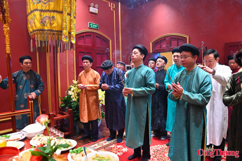 Các đại biểu dâng hương, dâng hoa, bày tỏ lòng thành kính đối với tổ tiên, các bậc tiền nhân đã có công dựng nước và giữ nước.