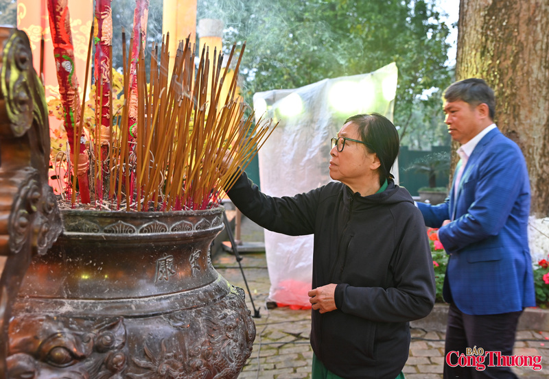 Bà Trần Thị Phượng tham dự buổi lễ chia sẻ: "Tham dự buổi lễ, tôi thấy rất tự hào và trân trọng những giá trị lịch sử cha ông mình để lại. Chúng ta nên phát huy truyền thống để cho con cháu đời sau noi gương".