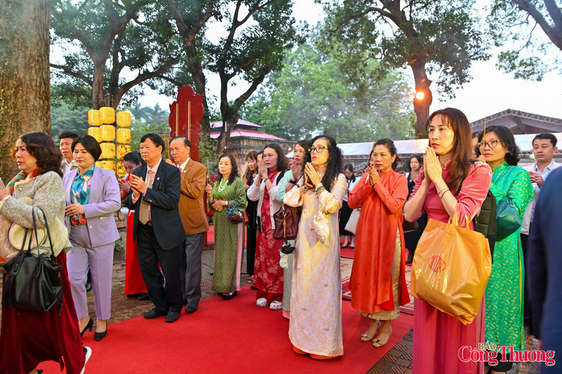 Các đại biểu và du khách dâng hương, dâng hoa, bày tỏ lòng thành kính đối với tổ tiên, các bậc tiền nhân đã có công dựng nước và giữ nước.