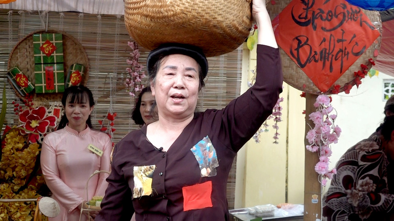 Tiếng rao ấn tượng nhất trong phần thi "Tiếng rao từ năm cửa ô" tại Hội thi nấu xôi Phú Thượng 2026. Ảnh: Kim Yến