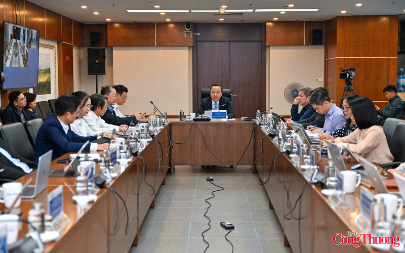 Toàn cảnh buổi làm việc. Ảnh: Nam Nguyễn