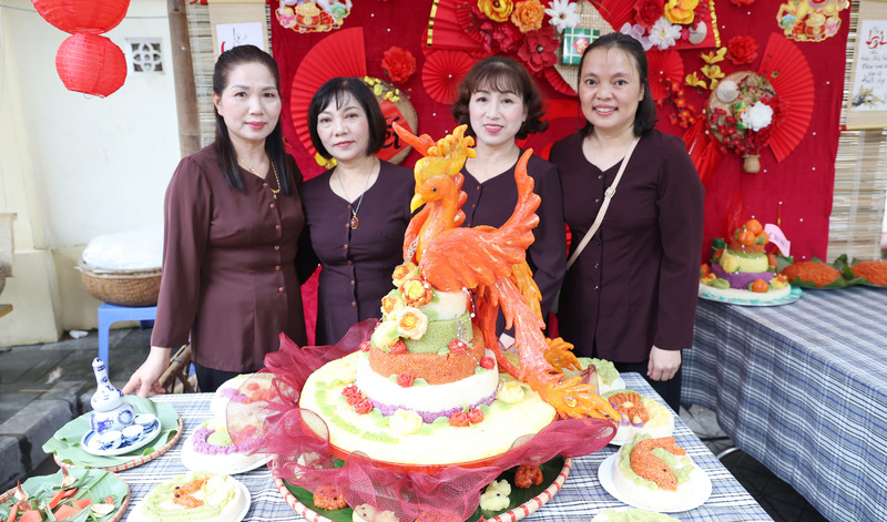 Các hội viên làng nghề trình bày mâm xôi tạo hình công phu tại Lễ hội Xôi Phú Thượng lần thứ 9